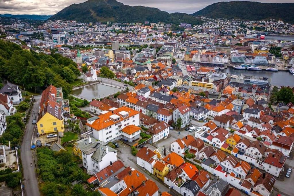 Leilighet I Bergens Vakreste Gate - Nydelig Utsikt Over Innseilingen Til Bergen! Extérieur photo