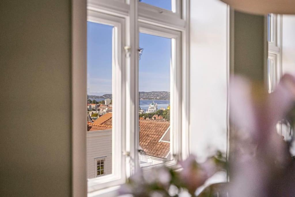 Leilighet I Bergens Vakreste Gate - Nydelig Utsikt Over Innseilingen Til Bergen! Extérieur photo