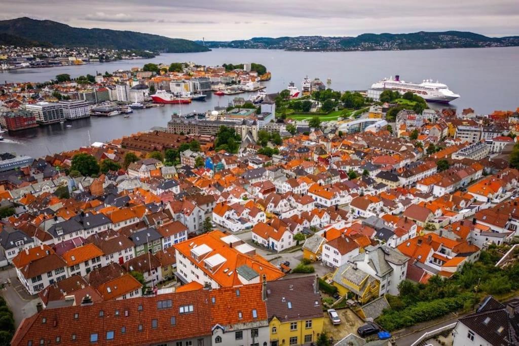 Leilighet I Bergens Vakreste Gate - Nydelig Utsikt Over Innseilingen Til Bergen! Extérieur photo